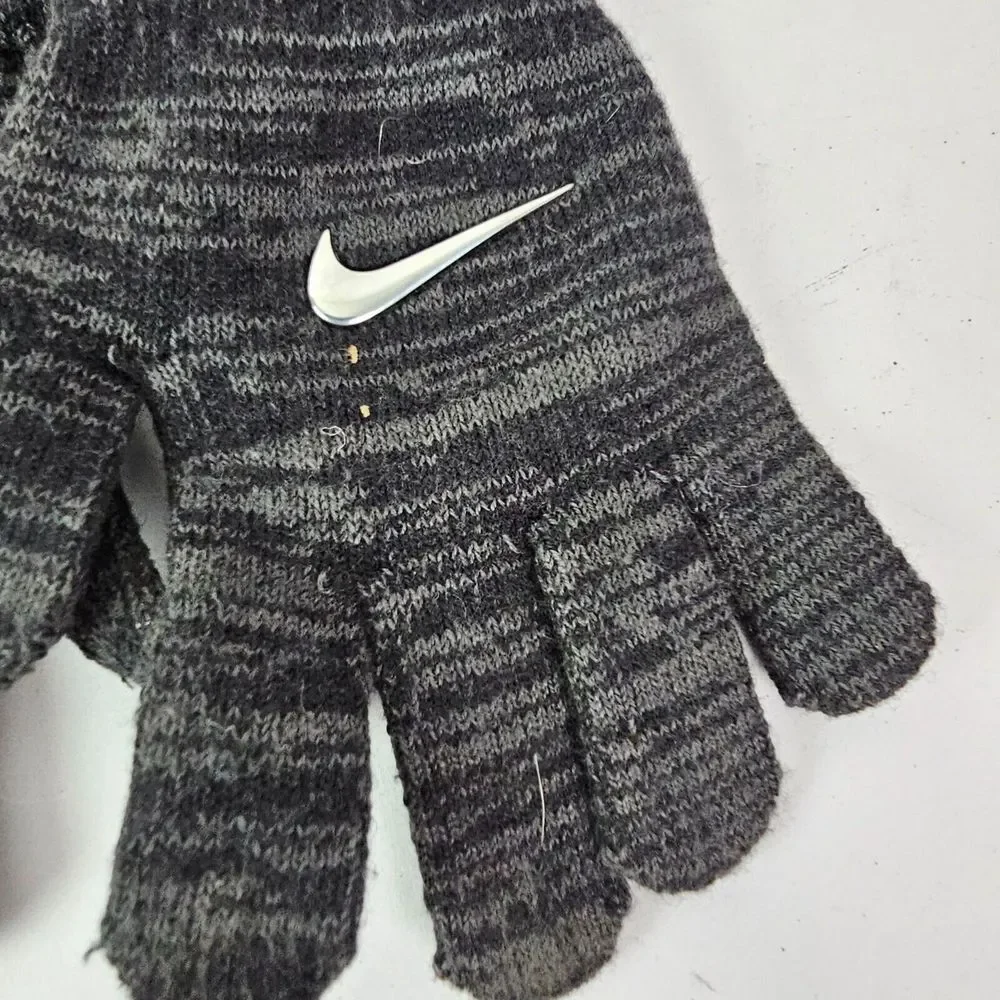 Nike Kids Gloves‎ Gray Swoosh Logo Youth